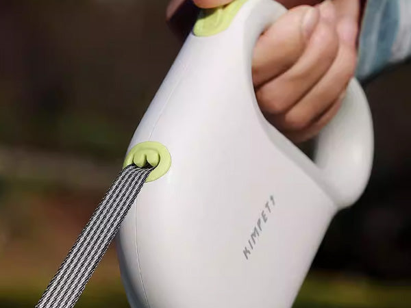 Ergonomic silicone handle on retractable dog leash, showing comfortable curved grip