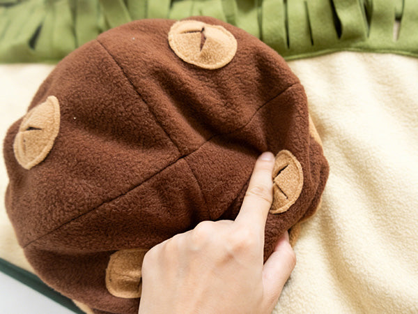 Squeaky mushroom feature to increase dog engagement