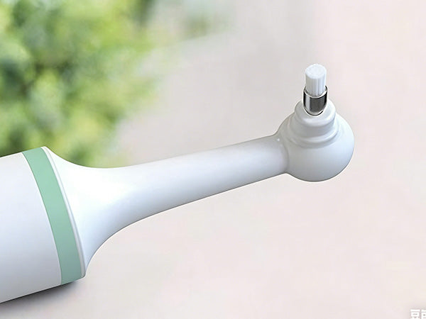 Attaching the brush head to the electric toothbrush for cats before use