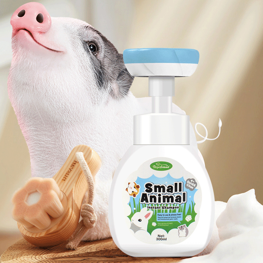 A mini pig sits next to the no-rinse shampoo and a soft wooden brush, surrounded by bath foam, showcasing the product’s suitability for small pets and its easy, stress-free cleaning use.